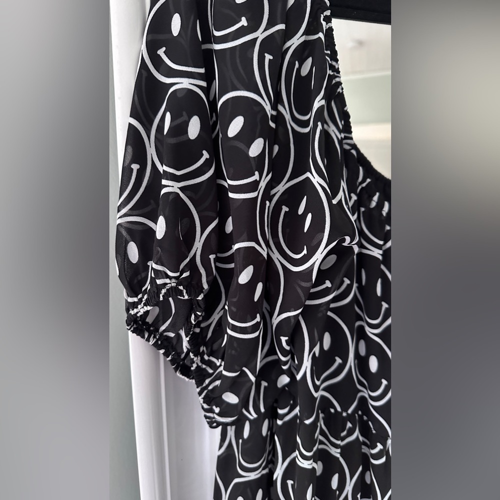 Chic Black and White Smiley Dress - Picture 7 of 8